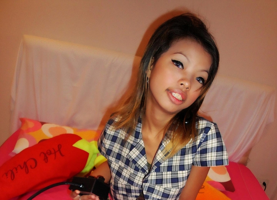 Barely Legal Teen Attempts the Pulsating Sybian